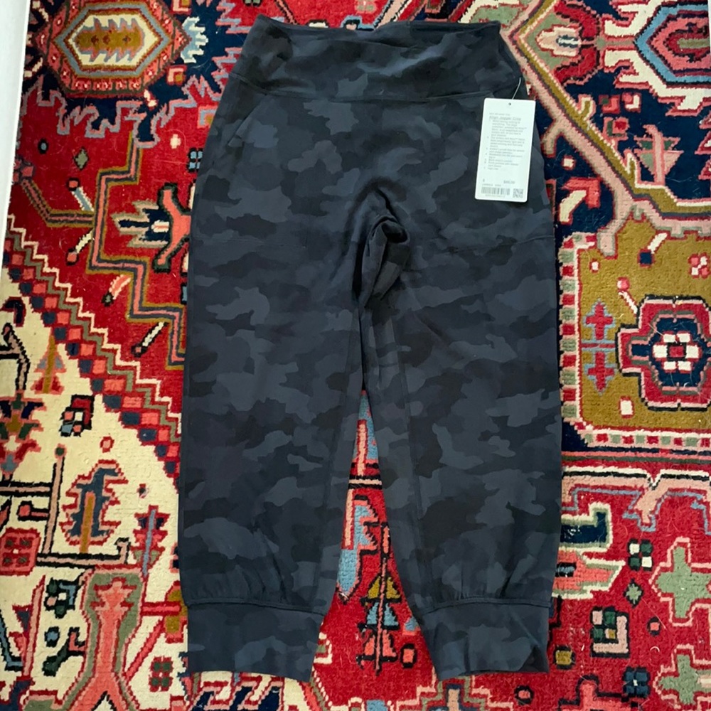 NWT Lululemon, Align High Rise Jogger Crop, size 8, dark camo